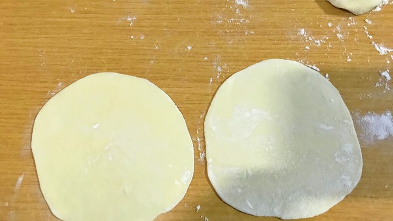 饺子皮版酱香葱油饼,小剂子擀成饺子皮。