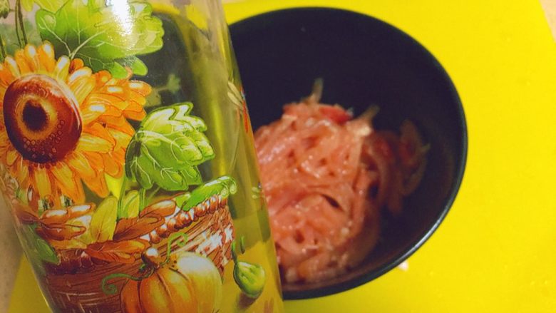 实用快手系列★韭菜炒嫩肉丝,为了防止糊锅，煨好之后。我们用再加点油，包裹住里面的淀粉和水分以及调料。