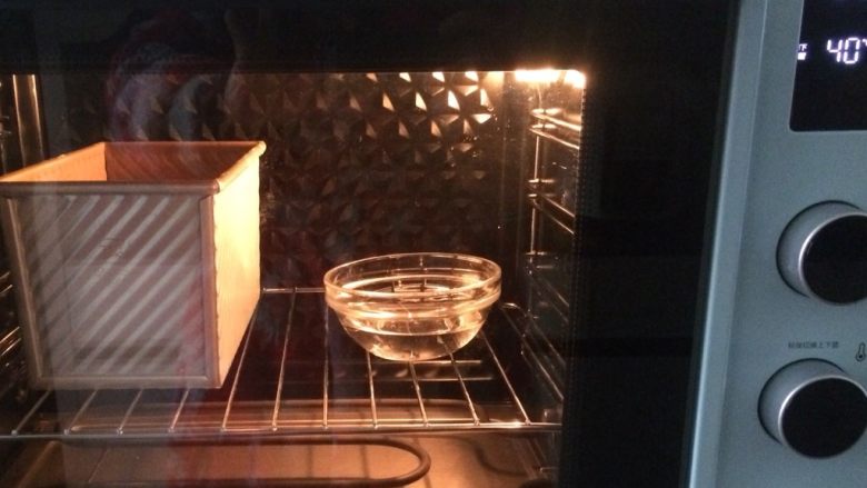 腊八粥（杂粮粥）核桃吐司,进行二次发酵，40度，一个小时。烤箱里放碗热水增加湿度。