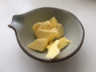 腊八粥（杂粮粥）核桃吐司,我的面包机一个和面程序15分钟，第一个程序结束加入黄油。其他方法和面的，面成团后加入黄油。