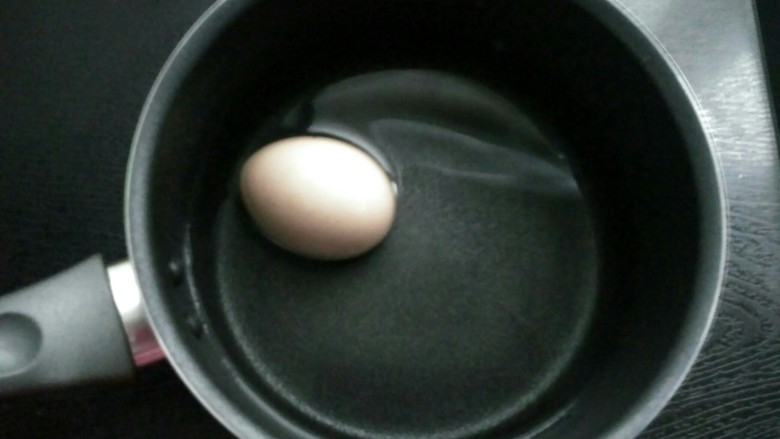 当归黄芪煮鸡蛋,鸡蛋煮熟。
