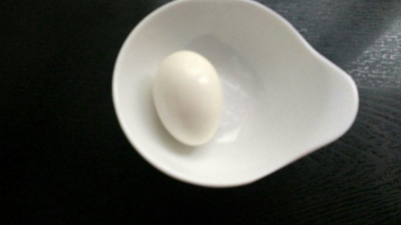 当归黄芪煮鸡蛋,鸡蛋在冷水中浸泡剥壳。