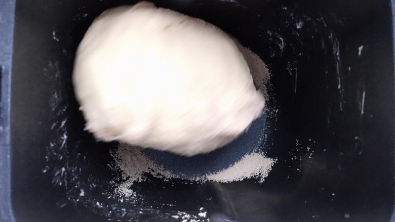 绣球（双根版）面包,

看到黄油全部被面团吸收后，不再是散散的状态后，就加干酵母再揉10-15分钟（我的机器），看到酵母粉全部都被揉进面团后，再摔打8-10分钟。