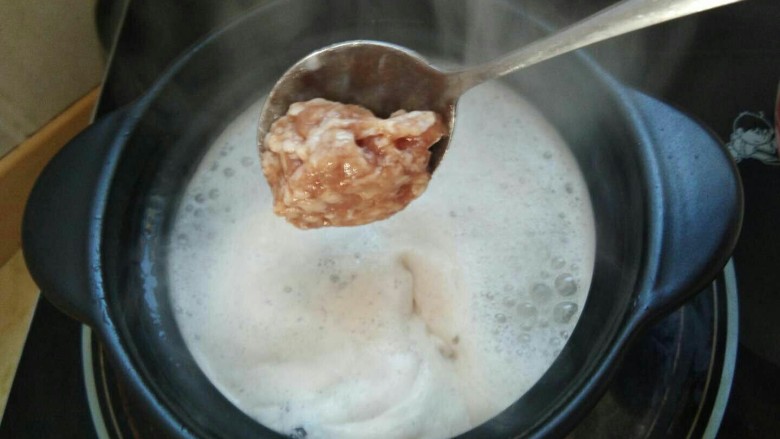 午食一碗最有营养的螺蛳粉,烧开以后下入肉丸。