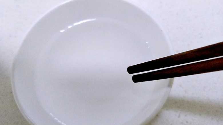 清蒸皮皮虾,倒上水用筷子搅拌。
