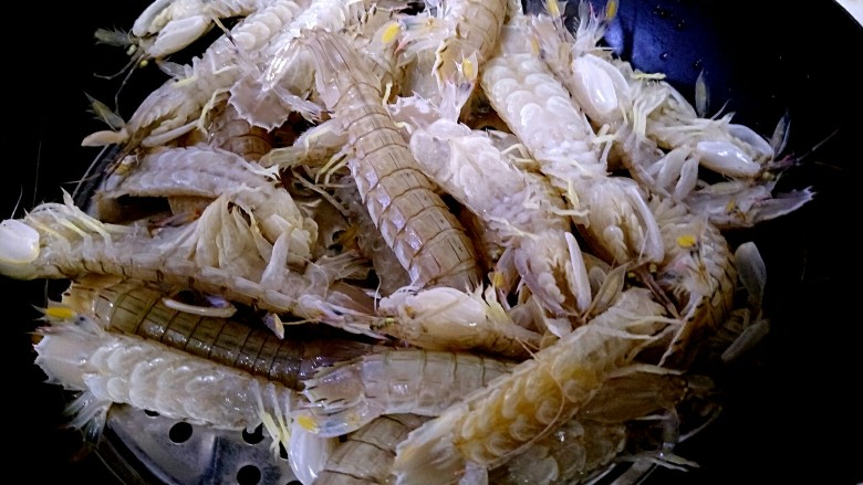 清蒸皮皮虾,把洗好的皮皮虾放在篦子上。