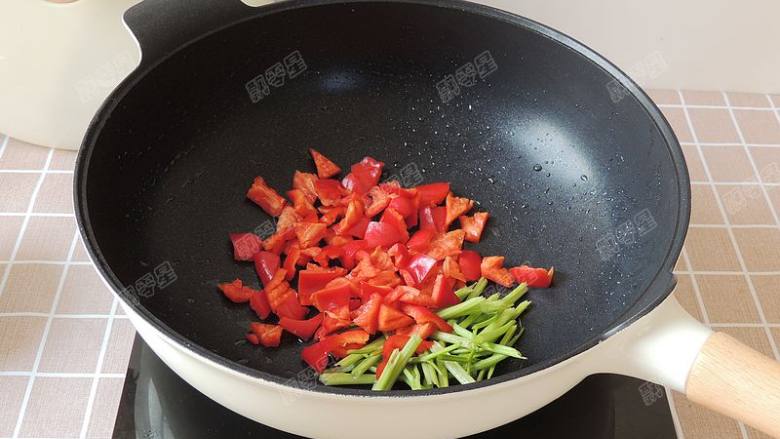 芹菜炒香肠,用锅里煸炒香肠出的油来炒芹菜和红椒