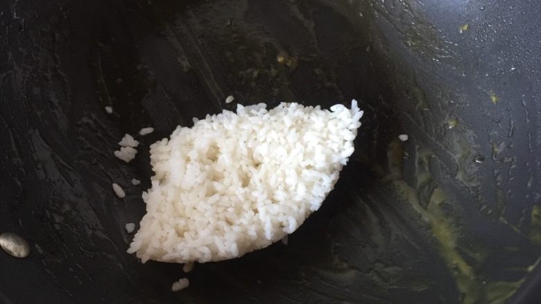 小鸡海鲜咖喱饭,利用锅里的余汁加入米饭翻拌均匀