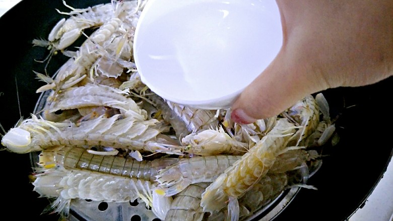 清蒸皮皮虾,均匀的倒上盐水。