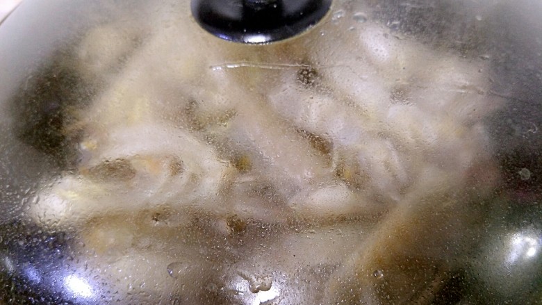 清蒸皮皮虾,盖上锅盖，开锅后再蒸六七分钟即可关火。