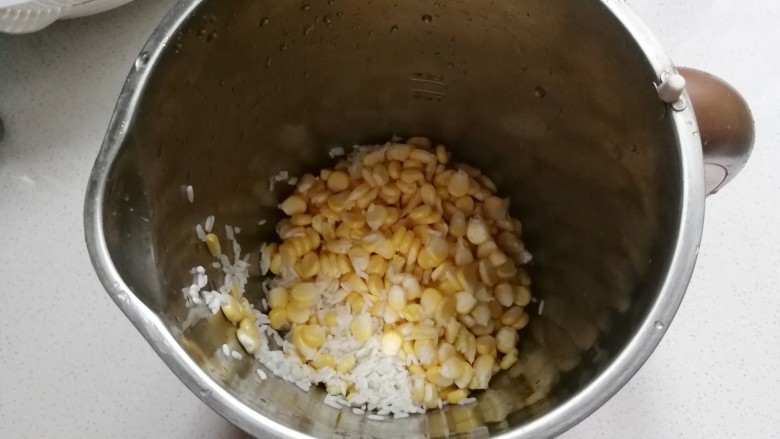 香浓奶香玉米汁,泡好的糯米和玉米粒放入豆浆机中；