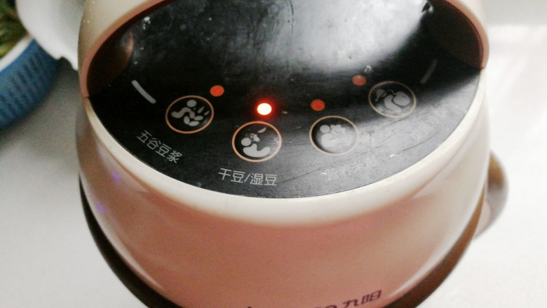 香浓奶香玉米汁,然后启动豆浆机豆浆功能键；