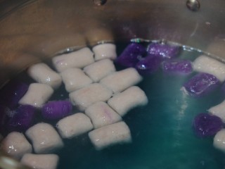 蒸煮揉捏，芋圆绝对更Q弹！,混合煮出来，紫薯芋圆把整锅汤都染成了绿色，如果不是自己亲手做的，我都怀疑是用错了颜料。

至少也应该是紫色啊，真的不懂。