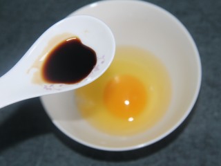 肉碎葱花鸡蛋卷,半勺酱油