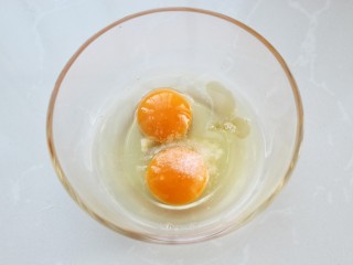 抱蛋煎饺,鸡蛋磕入碗中加盐和几滴料酒