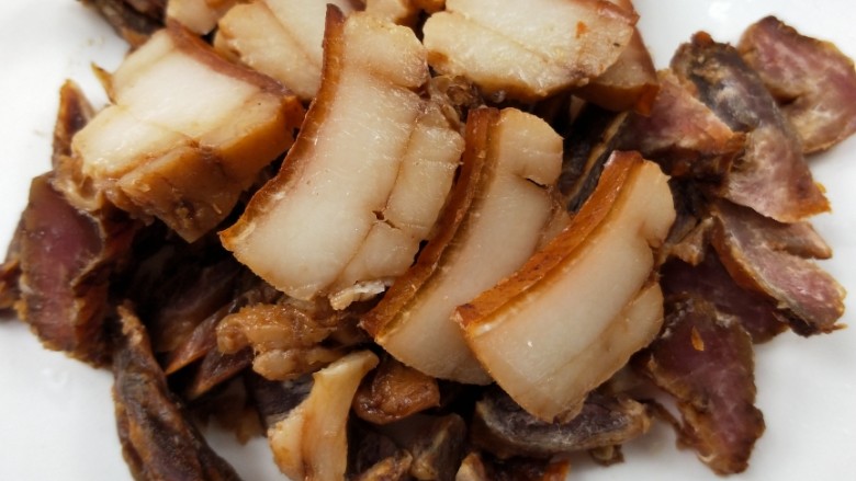 鲜香辣杏鲍菇炒腊肉,把腊肉用温水洗干净一下外表，切薄片。