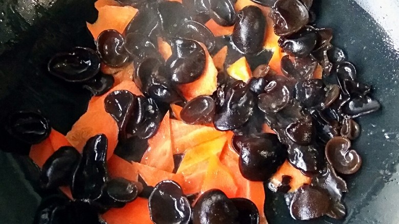 荷塘小素炒,锅中适量油，烧至7分热，下木耳和胡萝卜翻炒至胡萝卜变软，木耳噼啪作响。
