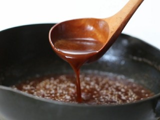 四喜丸子,将水淀粉倒入锅中煮至粘稠状态，然后淋到丸子上即可