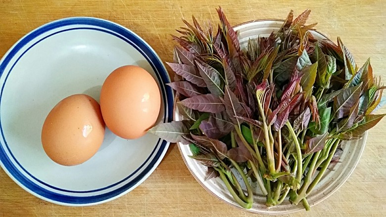 香椿芽炒蛋,准备食材。