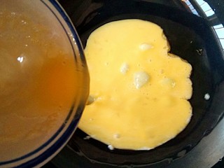 香椿芽炒蛋,锅中适量油烧至七成热时，倒入打好的鸡蛋液。