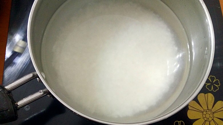 #宝宝辅食#香菇肉末胡萝卜粥,大米加入适量比例的水，开始熬粥