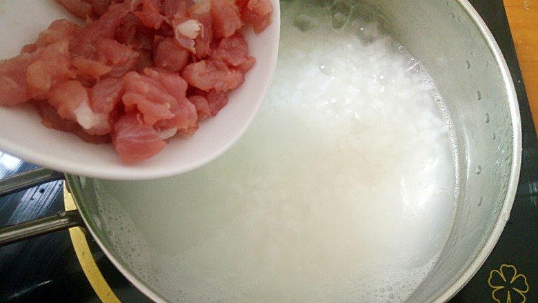 #宝宝辅食#香菇肉末胡萝卜粥,加入肉末