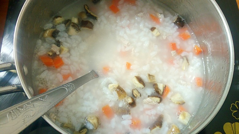 #宝宝辅食#香菇肉末胡萝卜粥,继续熬煮