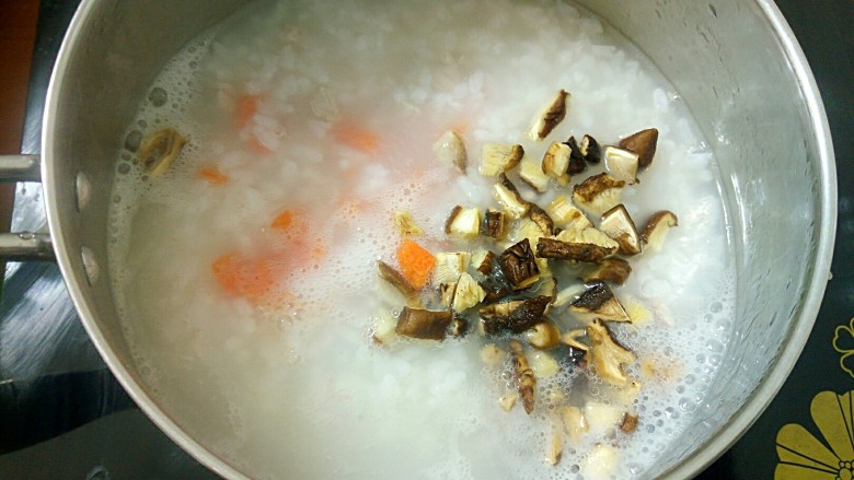 #宝宝辅食#香菇肉末胡萝卜粥,加入胡萝卜，香菇丁