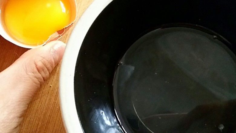 云朵牛油果吐司,将蛋黄与蛋清分离，装蛋清的碗无油无水。