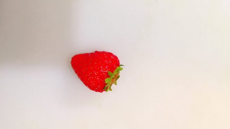 草莓奶茶,<a style='color:red;display:inline-block;' href='/shicai/ 592'>草莓</a>一个，洗净。