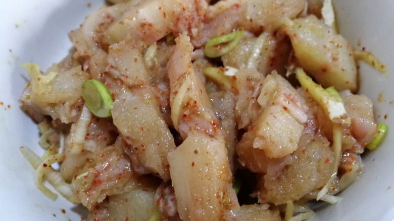 盘丝脆响安康鱼柳,用手抓匀，将拌好的鱼条腌制三十分钟。
