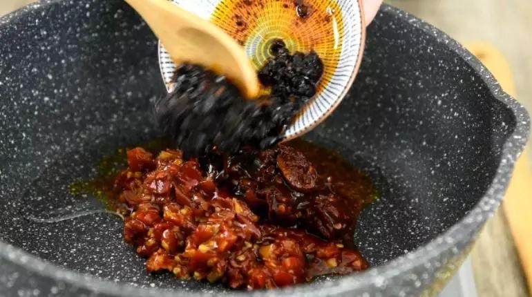 这道剁椒鱼头，居然藏了那么多好吃的秘招！,锅中打入红剁椒、豆瓣酱、豆豉炒香，盛入碗中备用
