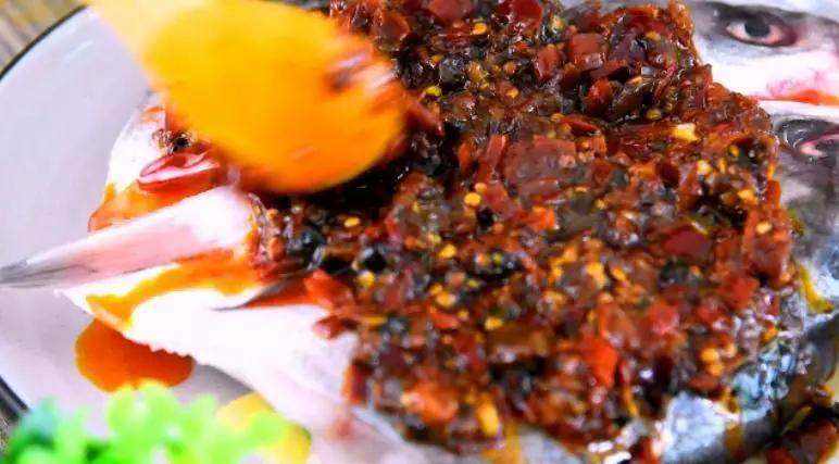 这道剁椒鱼头，居然藏了那么多好吃的秘招！,将炒好的剁椒酱均匀铺在鱼头上
