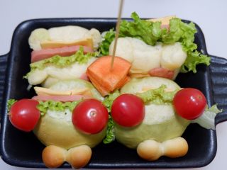 小熊排包三明治,切几片胡萝卜用意大利面穿透作为底座。
