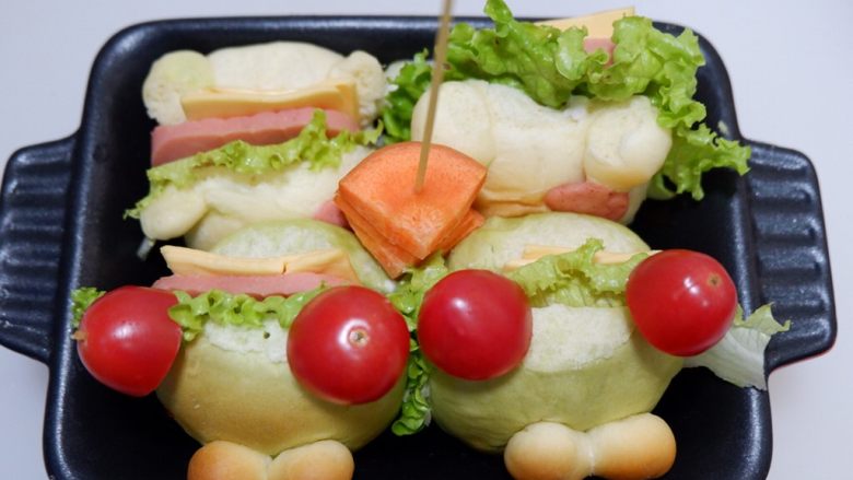 小熊排包三明治,切几片胡萝卜用意大利面穿透作为底座。