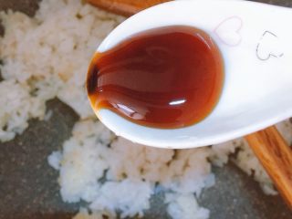 黑椒牛油果三文鱼炒饭,倒入一碗米饭，加入小半茶匙蚝油，翻炒均匀