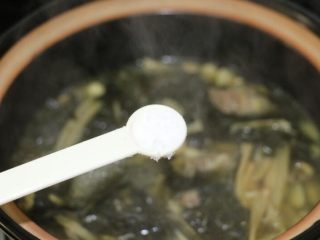 养生南北杏菜干龙骨汤,加入盐转中火烧5分钟即可。
汤清味浓，化痰止咳，非常营养健康的一道汤水！