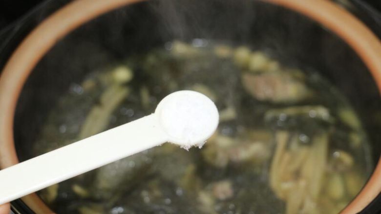 养生南北杏菜干龙骨汤,加入盐转中火烧5分钟即可。
汤清味浓，化痰止咳，非常营养健康的一道汤水！