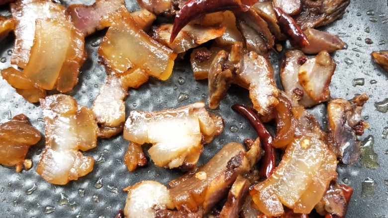 鲜香辣杏鲍菇炒腊肉,放腊肉，小火慢慢煸炒出油。