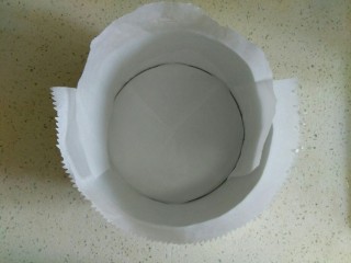 分蛋打发海绵蛋糕,模具铺油纸，底部和四周都要铺到