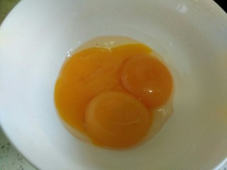 分蛋打发海绵蛋糕,分蛋，蛋清倒入大盆，蛋黄留下