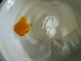 分蛋打发海绵蛋糕,倒入一颗蛋黄