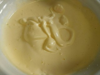 分蛋打发海绵蛋糕,到第三颗蛋黄加完，蛋糊最后的状态是这样的，提前打蛋器画图案不会轻易消失