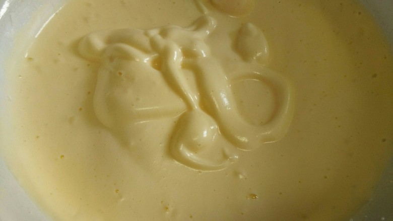分蛋打发海绵蛋糕,到第三颗蛋黄加完，蛋糊最后的状态是这样的，提前打蛋器画图案不会轻易消失