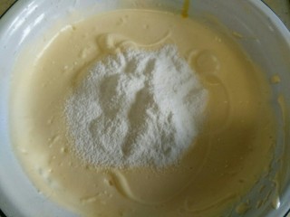分蛋打发海绵蛋糕,筛入一半低粉