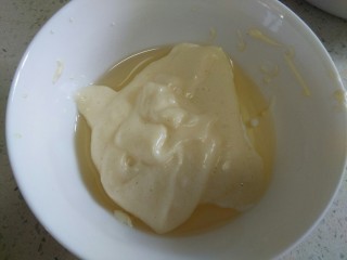 分蛋打发海绵蛋糕,这时候挖一刮刀面糊到黄油牛奶混合物里