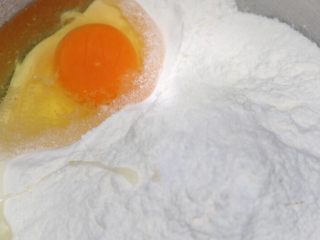 自制美味肉酱手擀面,厨师节和面盆里放入面粉、盐，打入鸡蛋