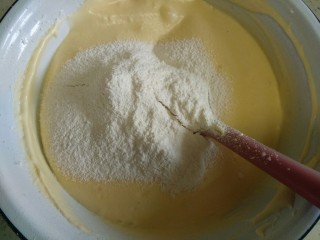 分蛋打发海绵蛋糕,过筛另一半面粉，同样拌匀
