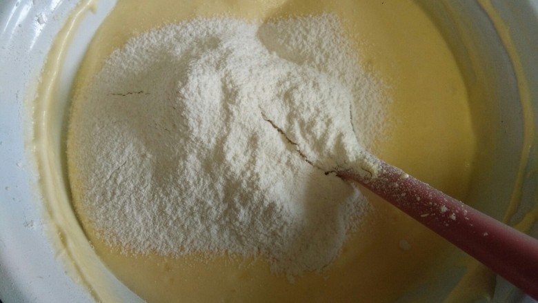 分蛋打发海绵蛋糕,过筛另一半面粉，同样拌匀