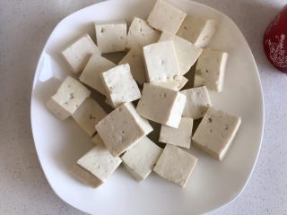 经典肉末豆腐,焯好的豆腐盛出来沥干水分备用。